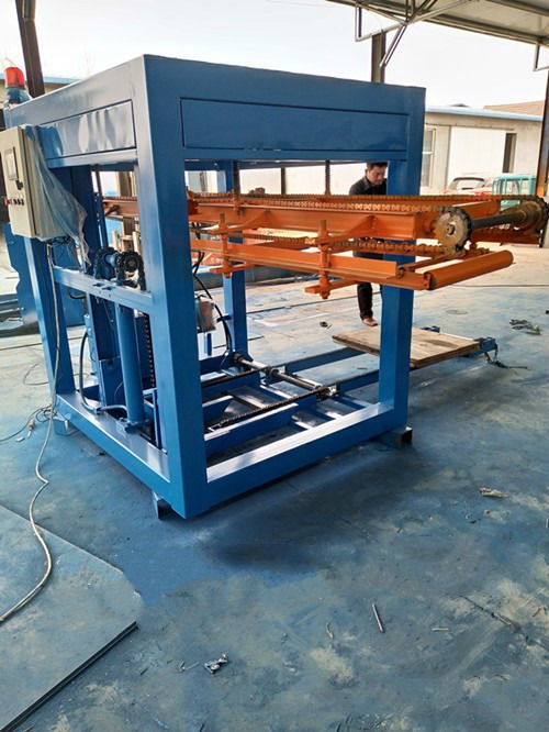 全自動水泥磚送板機定制 解鎖小型免燒磚設(shè)備的高效生產(chǎn)新方案